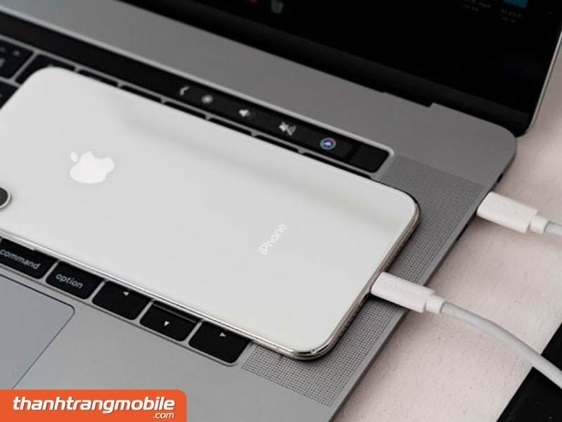 ket-noi-iphone-vao-laptop-bang-day-cap Iphone bị đen màn hình mà vẫn có tiếng? Cách xử lý 2023