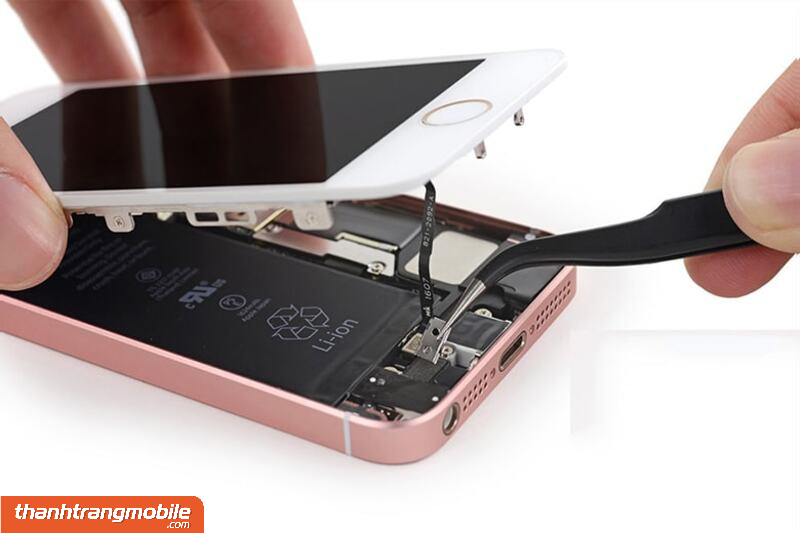 thay-kinh-cam-ung-thanhtrangmobile-9 Thay Kính Cảm Ứng iPhone 11 Pro Max