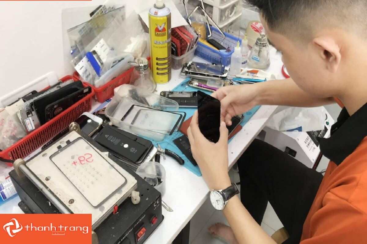 xem-truc-tiep-thay-man-hinh-iphone-11-tai-Thanh-Trang-Mobile Thay Màn Hình iPhone 11 Pro