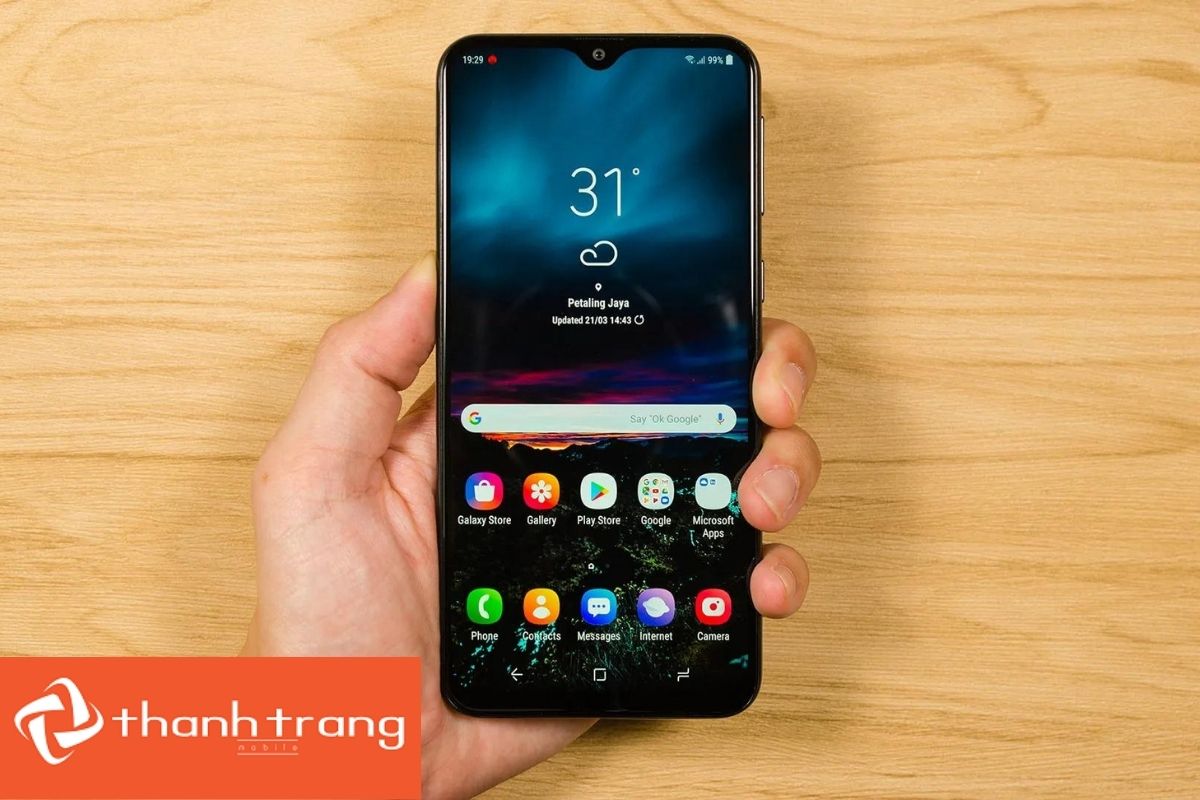 Quy trình thay pin Samsung M20 bài bản tại Thanh Trang Mobile