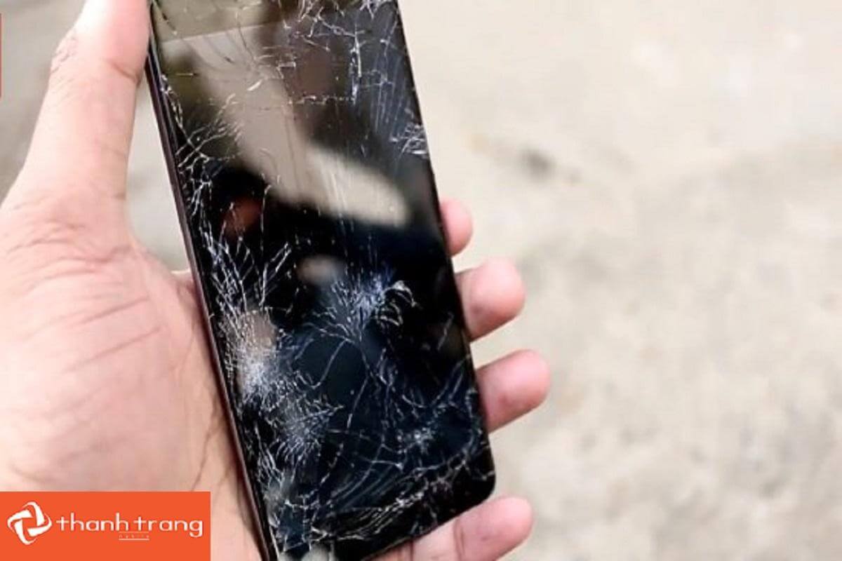 Điện thoại Samsung A10 bị va đập mạnh gây hư hỏng màn hình