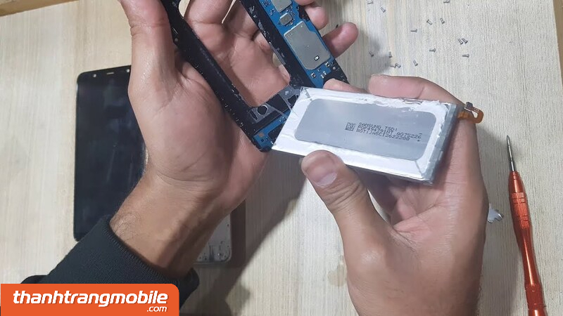 thay-pin-samsung-j8-3 Thay Pin Samsung J8 I J8 Plus (2018)