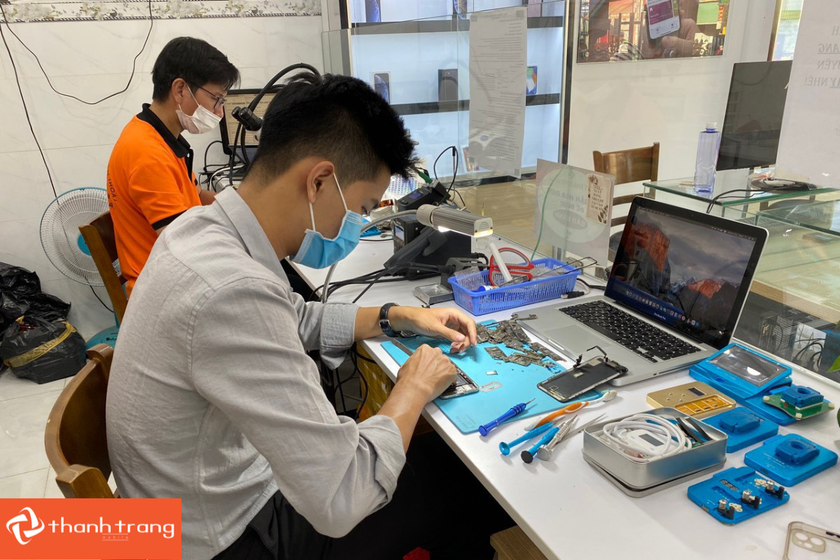Đội ngũ kỹ thuật viên đang thay ép kính Xiaomi Mi 8 trực tiếp tại Thanh Trang Mobile. Quy trình thay kính Xiaomi Mi 8 chuyên nghiệp