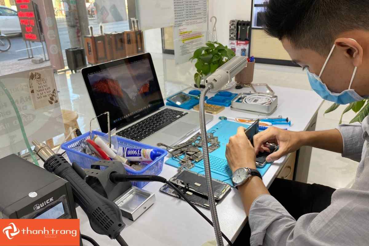 Kỹ thuật viên tại Thanh Trang Mobile kiểm tra máy cho khách hàng