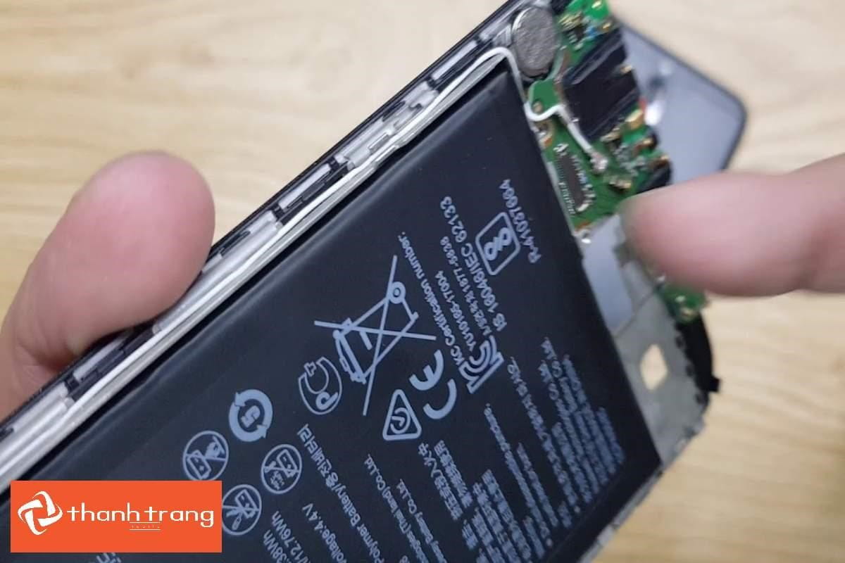 Quy trình thay pin Huawei Mate 10 bài bản tại Thanh Trang Mobile