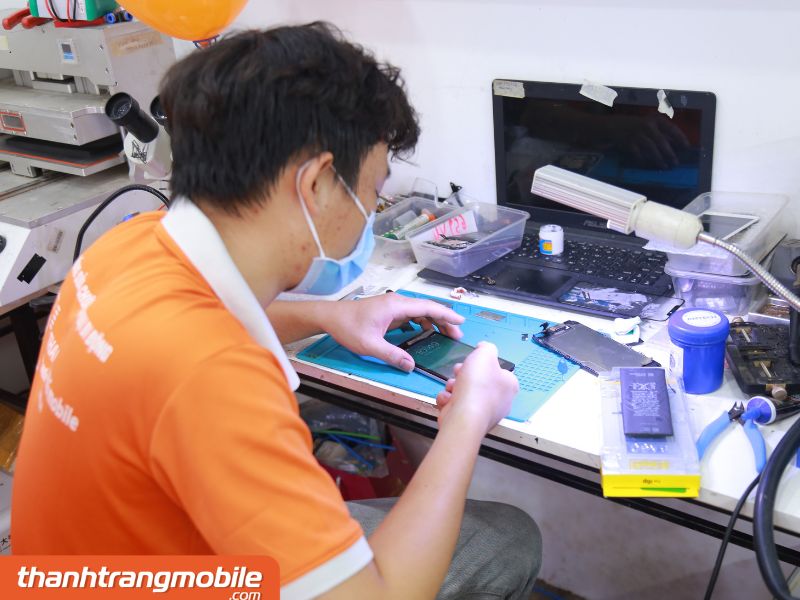 Quy trình sửa IC nguồn Samsung Z Fold 4 chuyên nghiệp tại Thanh Trang Mobile