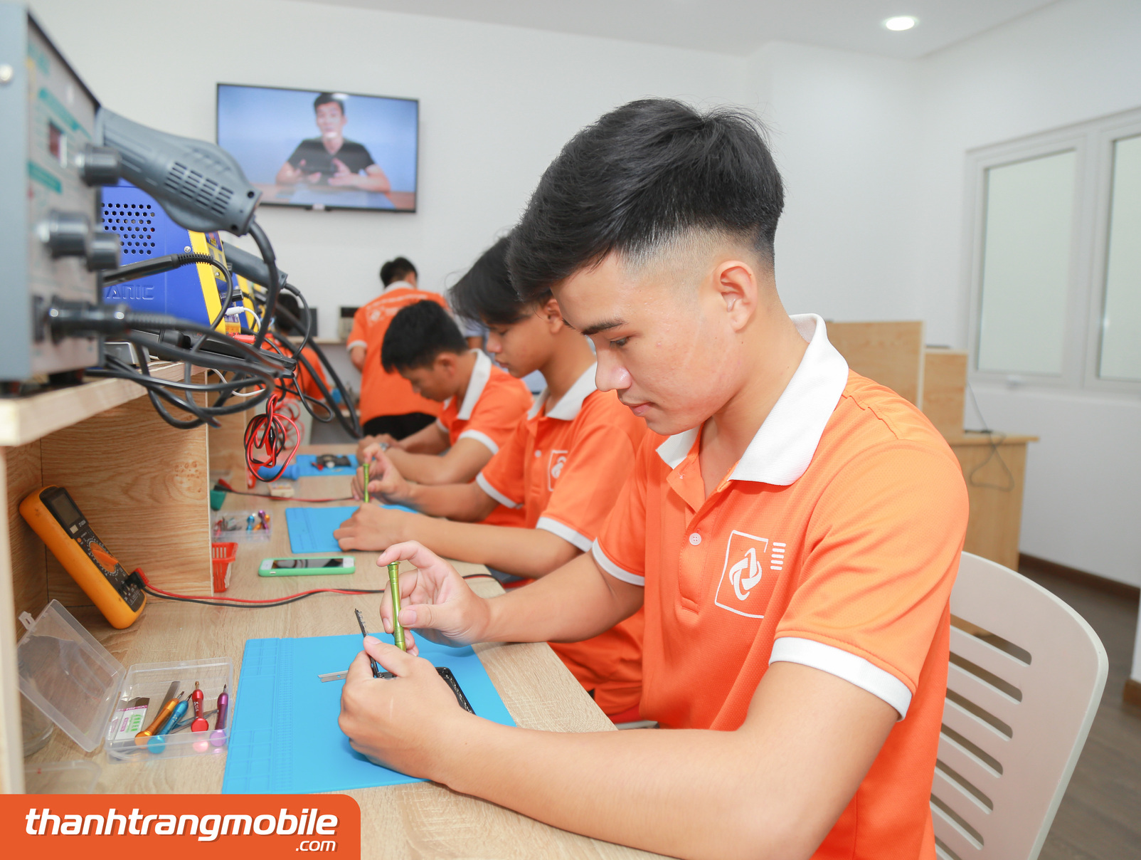 Thay pin điện thoại ở đâu chính hãng