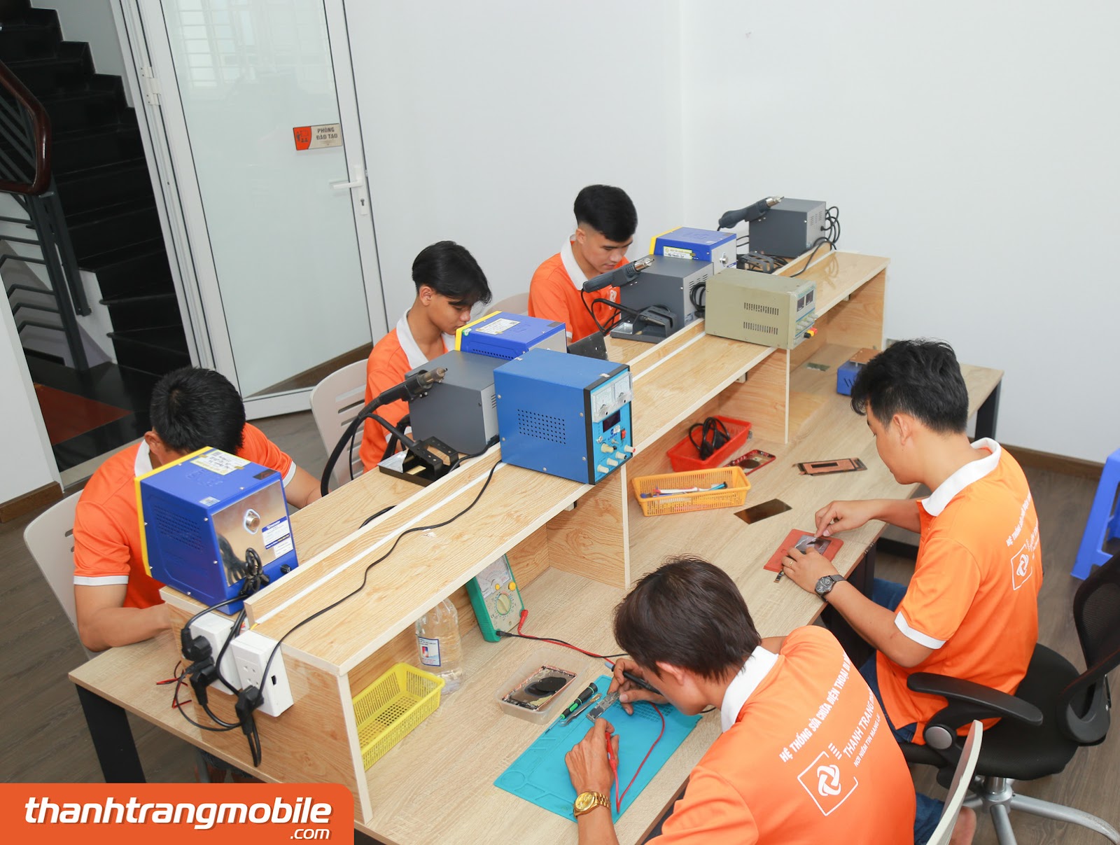 Thay pin điện thoại TPHCM 