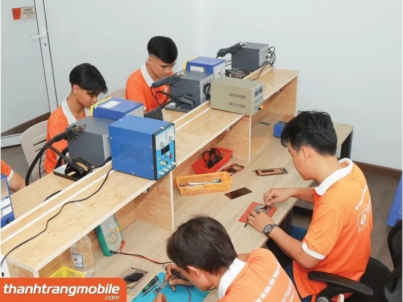 nghe-sua-chua-dien-thoai-3 Nghề sửa chữa điện thoại là gì? Khám phá xu hướng nghề nghiệp mới