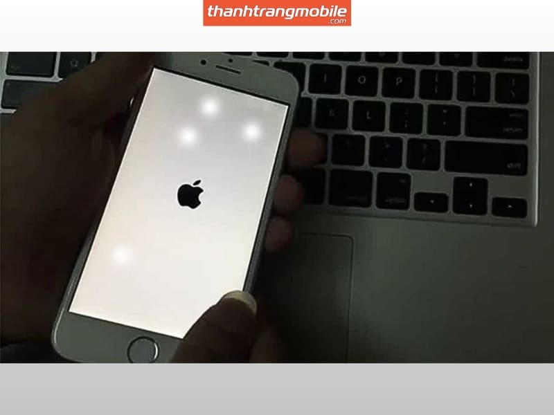 Hiện tượng màn hình iPhone bị loang màu trắng trên máy đời cũ Với các dòng máy cũ (như iPhone 7, 8 Plus, XR hoặc 11 thường) màn hình ít khi bị đen ngay từ đầu. Bạn sẽ thấy lỗi màn hình iPhone bị loang màu trắng hoặc có những vệt sáng chói lóa ở các cạnh viền máy. Khi bạn vuốt tay qua những vùng sáng này, cảm ứng sẽ bị liệt hoàn toàn.