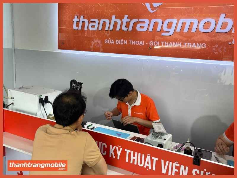 thay-man-hinh-iphone-11-pro-zin-boc-may (3)