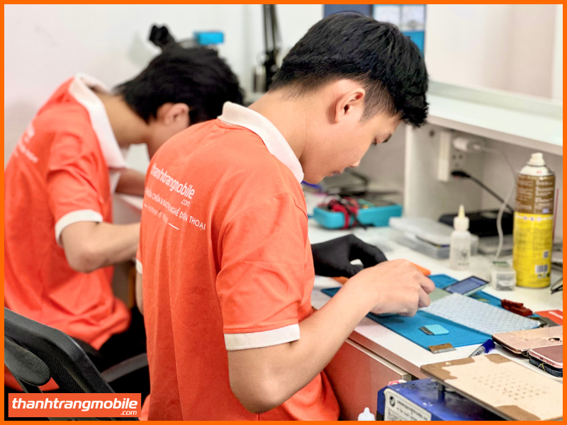 thay pin điện thoại giá rẻ