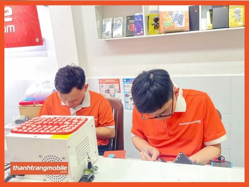 thay-pin-energizer-chinh-hang-cho-iphone-xs (2)