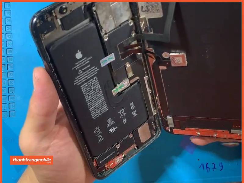 Thay pin iPhone 15 chính hãng EU