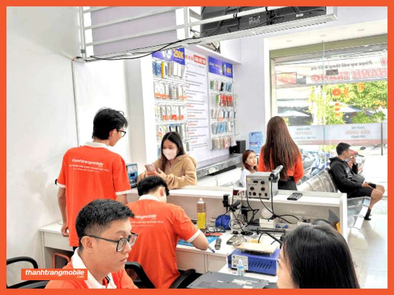 Thay pin iPhone 16 EU tại Thanh Trang Mobile được thực hiện công khai, hỗ trợ khách hàng kiểm tra thiết bị trước khi sửa chữa. Pin EU 16 có độ tương thích cao với thiết bị, giúp đáp ứng tốt các nhu cầu học tập, làm việc và giải trí. Tham khảo ngay dịch vụ.