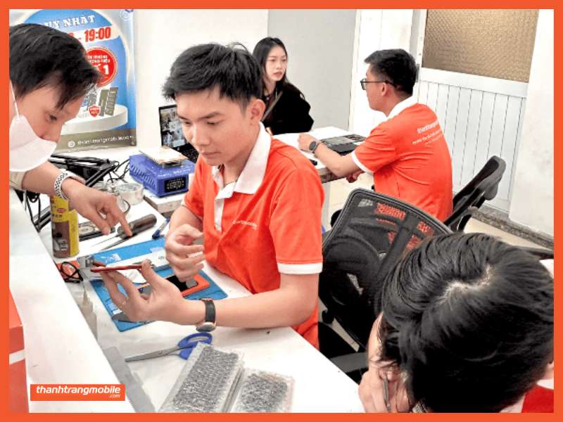 thay-pin-iphone-6-chinh-hang-eu (3)