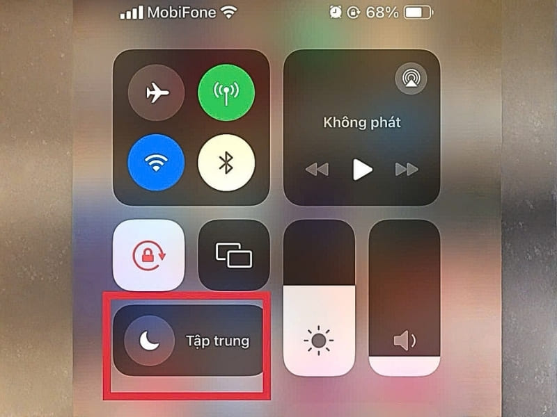 Vuốt Trung tâm điều khiển xuống, tắt biểu tượng hình mặt trăng (Chế độ Không làm phiền).