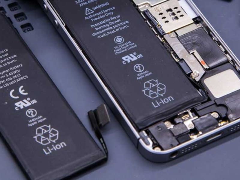 Thay pin iPhone 15 chính hãng Pisen là giải pháp hoàn hảo để khắc phục tình trạng sập nguồn, chai pin. Nếu bạn đang thắc mắc thay pin iPhone 15 bao nhiêu tiền? Cùng khám phá dịch vụ thay Pin Pisen dung lượng chuẩn chính hãng cho iPhone 15 chuyên nghiệp tại Thanh Trang Mobile ngay sau đây nhé!