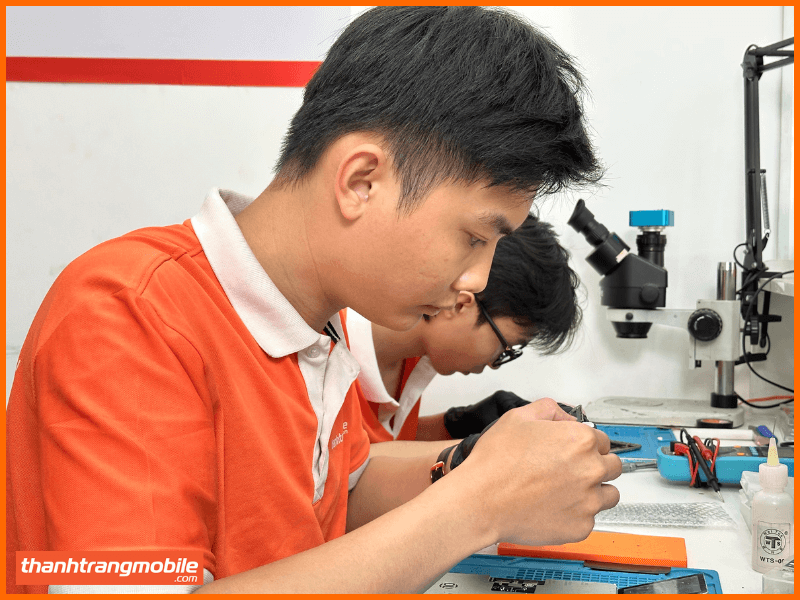 thay pin pisen dung lượng chuẩn chính hãng cho iphone 12 pro max tại thanh trang mobile