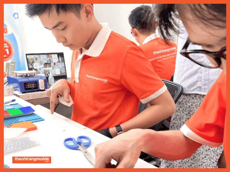 Khi pin xuống cấp, thay pin iPhone 16 Pisen dung lượng chuẩn giúp hỗ trợ khôi phục thời lượng sử dụng và giảm tình trạng sạc nhiều lần trong ngày. Dịch vụ sử dụng pin Pisen chính hãng iPhone 16, hỗ trợ kiểm tra thiết bị trước khi thay. Liên hệ ngay để được hỗ trợ.