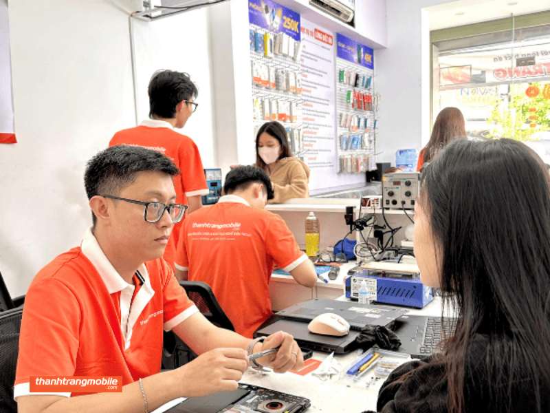 Thay pin iPhone 14 Pro Pisen dung lượng siêu cao là giải pháp phù hợp khi máy chai pin, tụt pin nhanh hoặc nóng máy. Dịch vụ thay Pin Pisen dung lượng siêu cao cho iPhone 14 Pro lấy liền, ổn định và tương thích tốt với thiết bị.