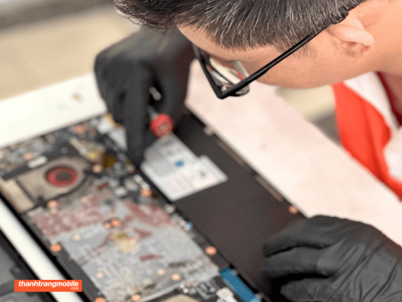 Dịch vụ thay pin iPhone 15 Pro Pisen chính hãng tại Thanh Trang Mobile hỗ trợ cải thiện hiệu suất và kéo dài thời gian sử dụng thiết bị. Pin Pisen dung lượng siêu cao 15 Pro phù hợp cho nhu cầu chơi game, làm việc và sử dụng liên tục.