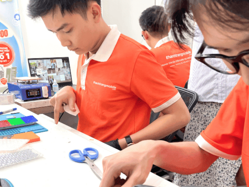 Thay pin iPhone 15 Pro Max Pisen dung lượng siêu cao giúp giảm tình trạng sập nguồn, nóng máy và phải sạc nhiều lần trong ngày. Xem ngay pin Pisen chính hãng cho iPhone 15 Pro Max tại Thanh Trang Mobile.