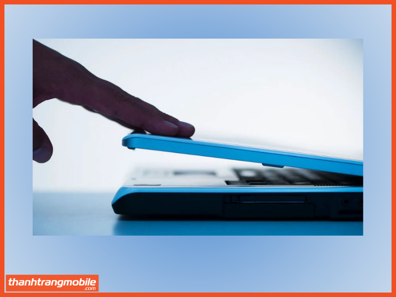 Gập laptop mà máy vẫn chạy có ảnh hưởng gì không?