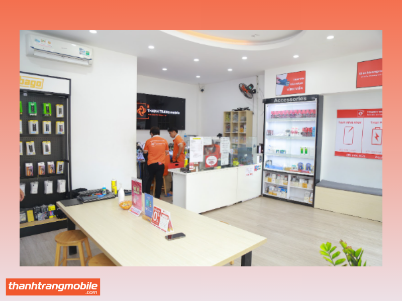 Không gian sửa chữa chuyên nghiệp tại Thanh Trang Mobile – nơi khắc phục iPhone 12 Pro Max bị sọc màn hình