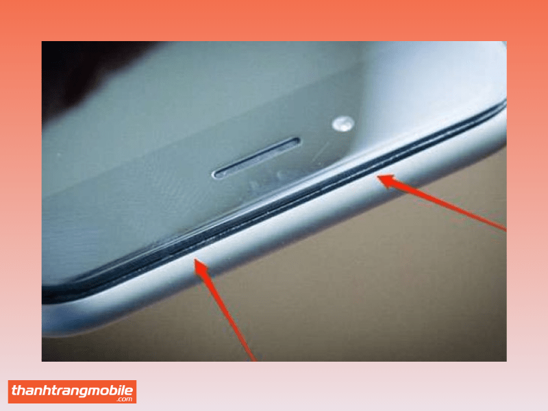 Cách kiểm tra màn hình iPhone 12 Pro Max bằng cách quan sát viền màn hình để phát hiện dấu hiệu thay linh kiện không chuẩn.