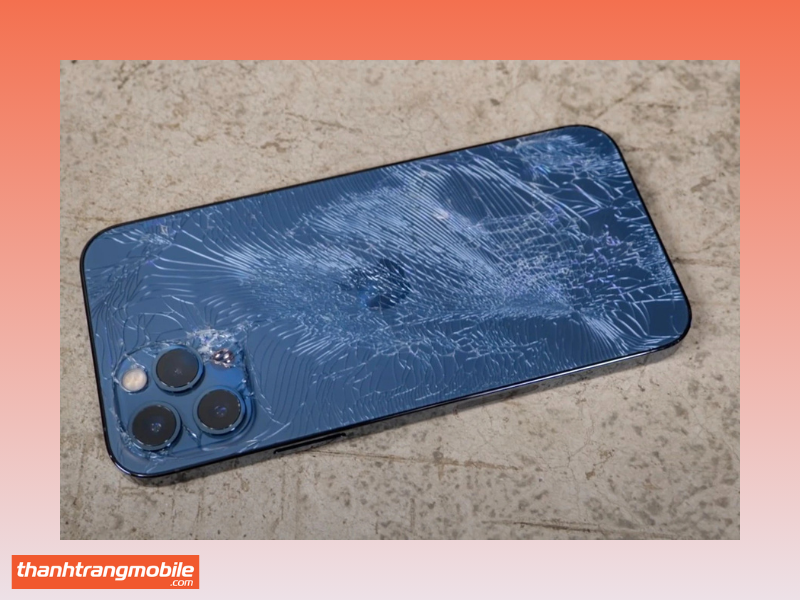 iPhone 12 Pro Max bị rơi vỡ dẫn đến lỗi đen màn hình.