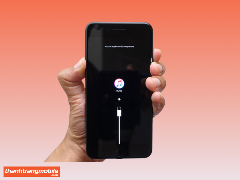 Đưa iPhone 12 Pro Max vào chế độ Recovery để xử lý lỗi màn hình đen.
