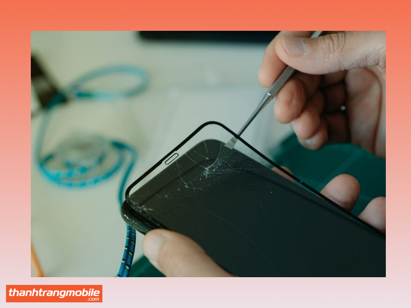 Tháo miếng thay màn hình iPhone 12 Pro Max kém chất lượng làm giảm độ sáng màn.