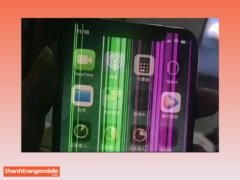 iPhone 12 Pro Max bị lỗi sọc màn hình dọc và nhiễu hình – tình trạng nặng cần thay màn hình.