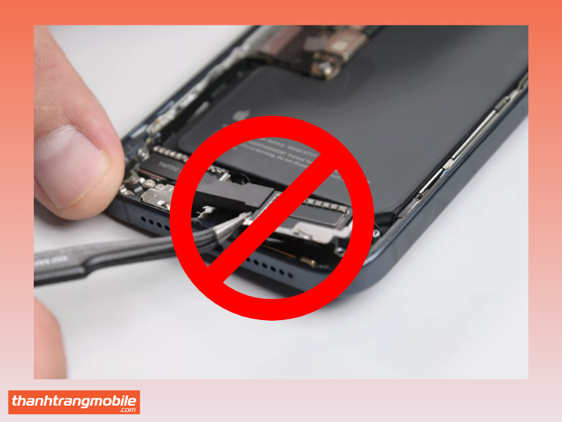 Không nên tự tháo iPhone X bị lỗi màn hình đen tại nhà