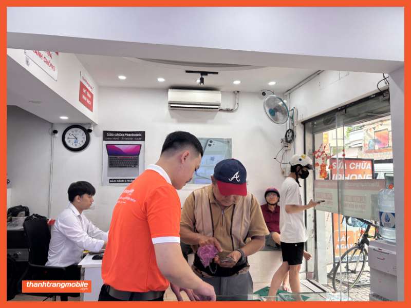 thay-pin-energizer-chinh-hang-cho-iphone-6-plus (4)