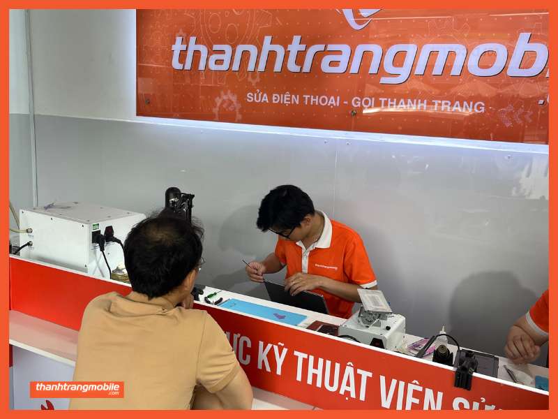 thay-pin-iphone-15-chinh-hang (2)