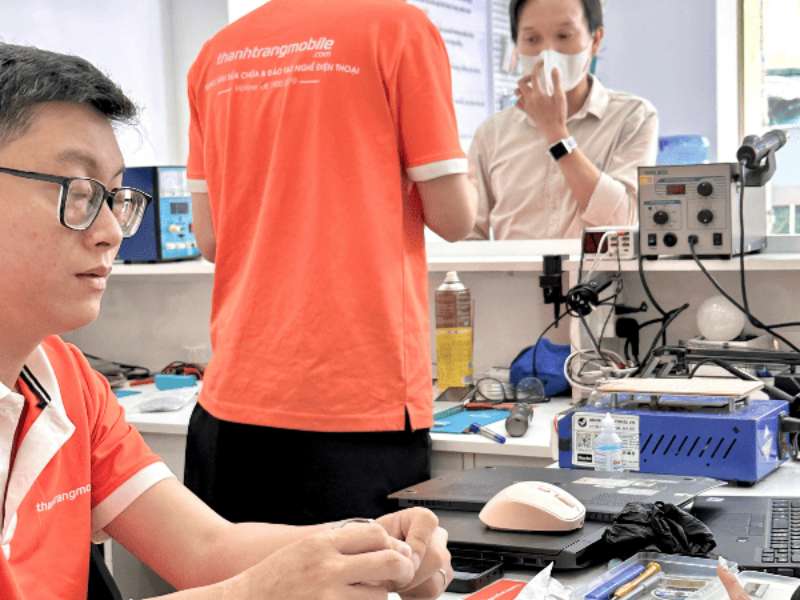 Dịch vụ thay pin iPhone 15 Pro nhanh chóng, hỗ trợ kiểm tra pin miễn phí