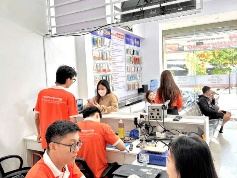 Giá thay pin iPhone 15 Pro hợp lý, quy trình sửa chữa rõ ràng tại cửa hàng