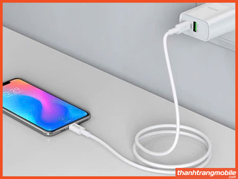 Khi chạm vào điện thoại bị giật, bạn cần chú ý vì iPhone 14 Pro Max sạc bị giật có thể làm ảnh hưởng đến an toàn