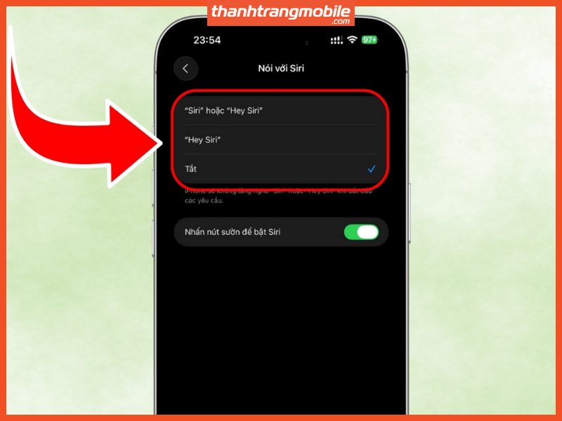 Một người dùng đang kích hoạt Siri trên iPhone 17 bằng nút sườn.