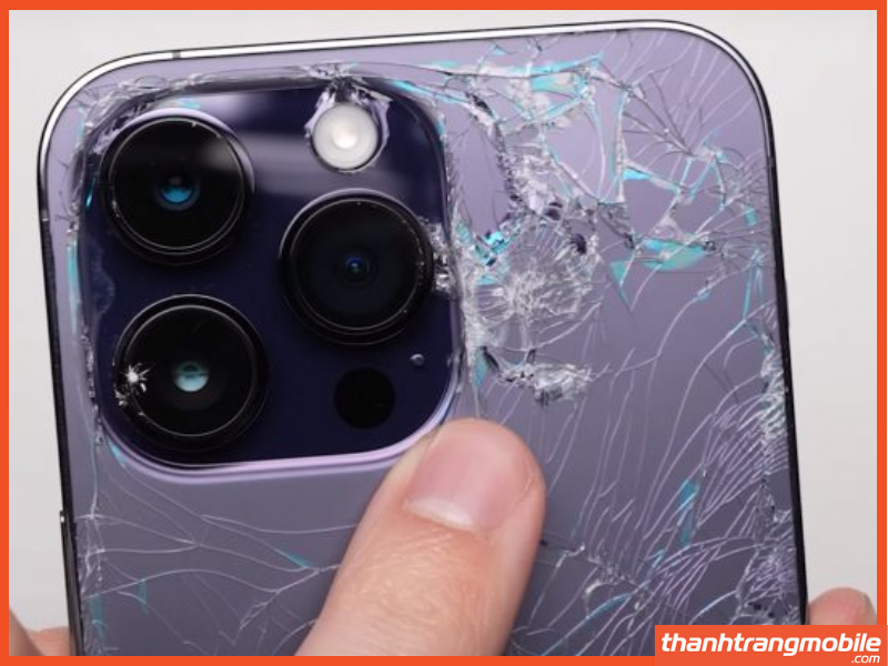Điện thoại iPhone bị bể mặt sau, cần thay mặt lưng iPhone 15 Pro Max chính hãng để đảm bảo độ bền