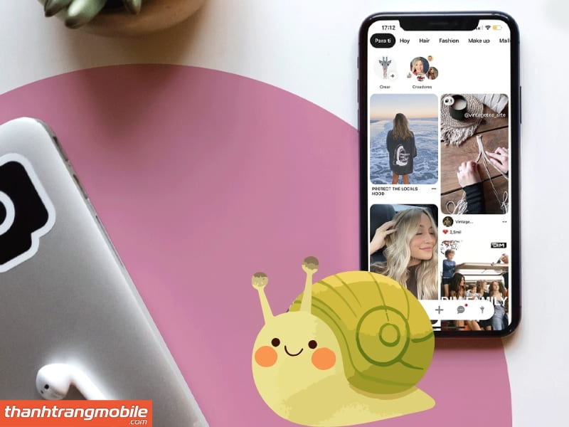 Dung lượng đầy khiến iPhone hoạt động chậm và kém ổn định Không nên để bộ nhớ iPhone ở mức gần đầy vì lúc đó hệ thống sẽ thiếu không gian để xử lý các tác vụ tạm thời sẽ làm cho chúng ta khi truy cập vào các ứng dụng bỗng chậm hơn, thao tác cũng bị trễ hơn thậm chí là đơ máy hoặc treo cả logo.