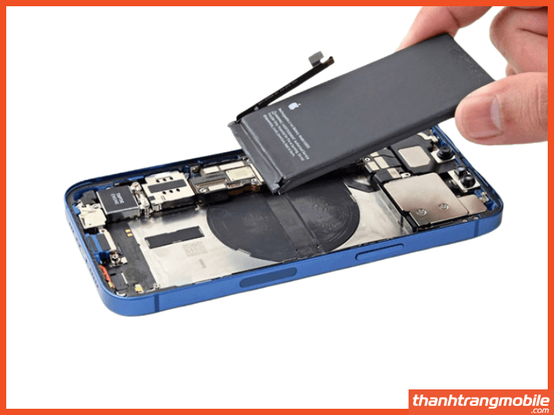 Kỹ thuật viên thay pin iPhone 13 cho khách hàng tại cửa hàng uy tín