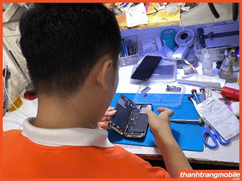 Hình ảnh thay pin điện thoại iPhone 13 bằng linh kiện chính hãng Apple