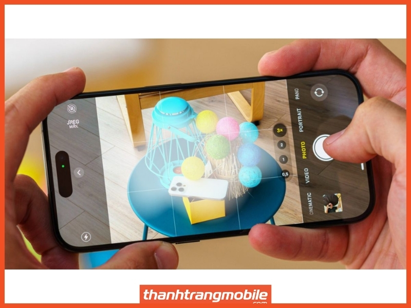 Camera iPhone 15 Pro Max bị mờ dù chụp trong điều kiện đủ sáng.