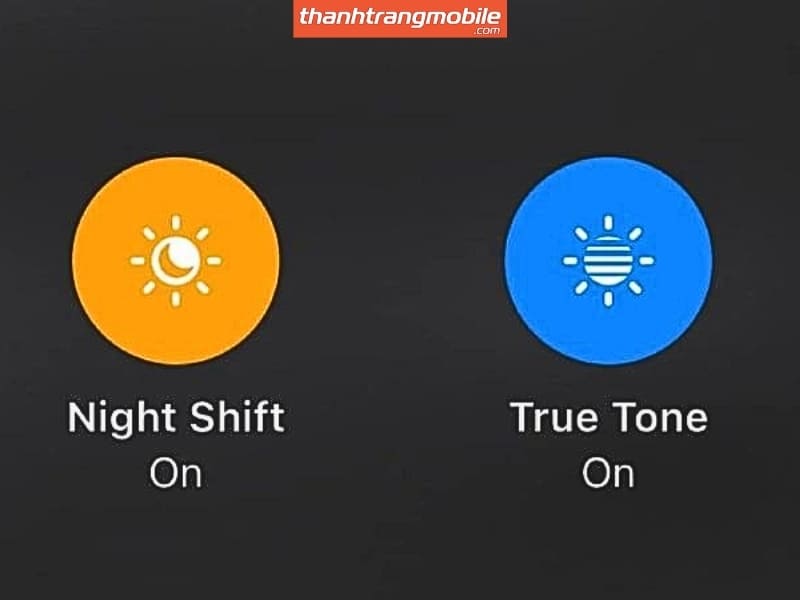 True Tone: iPhone 15 được trang bị các cảm biến tiên tiến hiện đại để đo nhiệt độ màu của ánh sáng môi trường xung quanh. Nếu bạn đang ngồi trong quán cà phê đèn vàng hoặc trong phòng ngủ ánh sáng yếu, True Tone sẽ tự động điều chỉnh màn hình sang tông ấm (Vàng) để mắt không bị sốc nhiệt độ màu. Night Shift: Đây là tính năng lọc đi ánh sáng xanh. Ánh sáng xanh từ màn hình điện thoại gây ra khó ngủ. Khi Night Shift kích hoạt (thường theo lịch cài đặt sẵn vào buổi tối), màn hình sẽ chuyển hẳn sang màu vàng cam đậm.