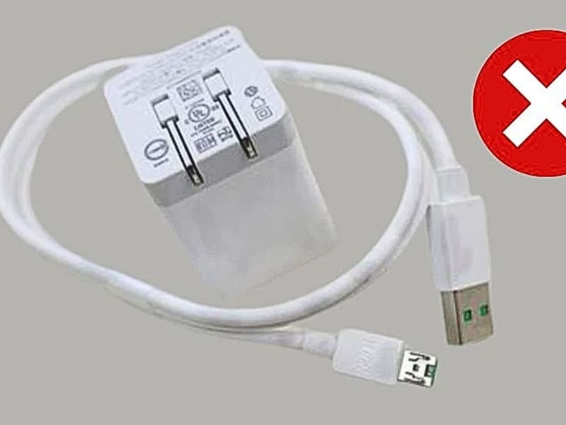 Sử dụng củ sạc cáp kém chất lượng Việc nạp xả năng lượng bằng các củ sạc trôi nổi, không đảm bảo được dòng điện đầu ra chuẩn sẽ khiến IC nguồn và IC sạc trên bo mạch chủ bị chập chờn. Lâu dần, điều này dẫn đến việc cung cấp nguồn điện cho CPU bị thiếu hụt, gây ra hiện tượng treo đơ khi máy đang cố gắng khởi động.