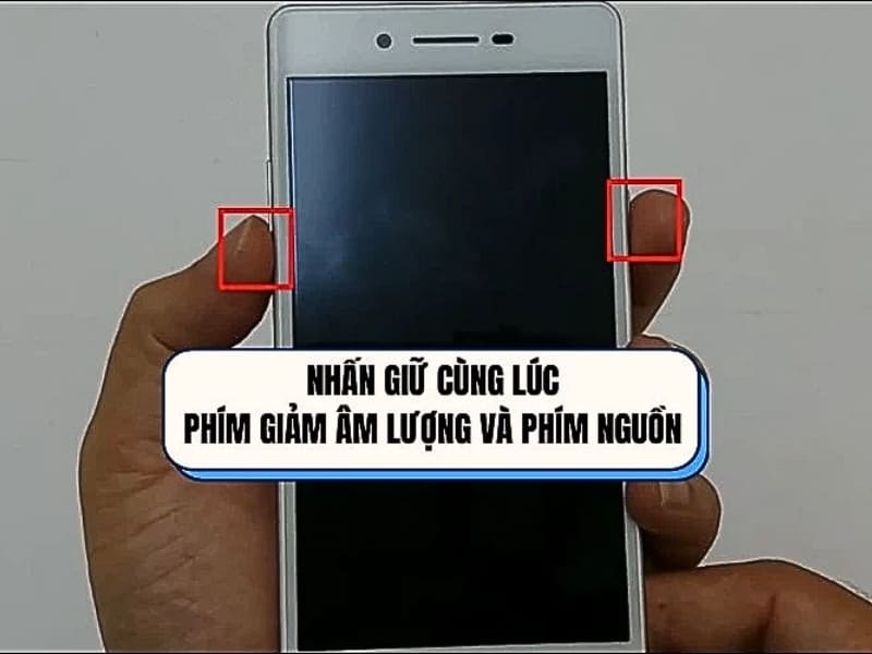 Thực hiện Reset cứng Reset cứng (Hard Reset) là thủ thuật can thiệp sâu hơn một chút vào bo mạch qua hệ thống phím. Tùy thuộc vào dòng máy Oppo cũ hay mới, bạn thực hiện như sau: Bước 1: Nhấn giữ đồng thời nút Nguồn kết hợp với nút Giảm âm lượng. Bước 2: Giữ nguyên tổ hợp phím cho đến khi máy ngắt dòng điện đột ngột và nạp lại quy trình khởi động từ đầu.