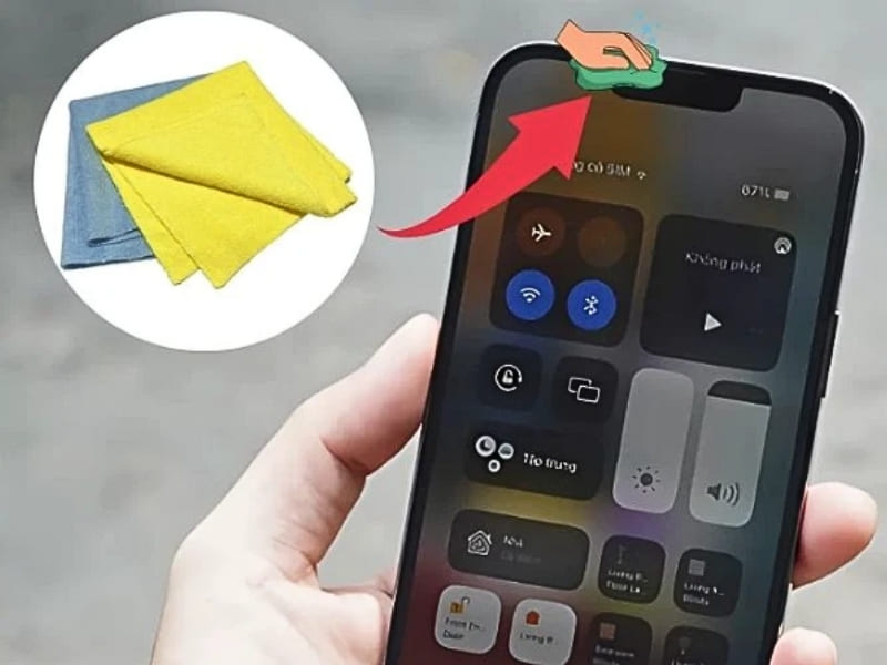 ệ sinh mặt kính camera đúng cách Đừng vội lo lắng, đôi khi camera trước iPhone bị mờ chỉ vì lớp bụi mỏng bám trên kính. Vệ sinh đúng cách có thể giúp ảnh rõ lại ngay sau vài phút. Dùng khăn sợi mịn: Tuyệt đối không dùng khăn giấy hay áo thun vì có thể gây trầy xước lớp phủ chống lóa. Vệ sinh nhẹ nhàng: Lau theo chuyển động tròn. Nếu vết bẩn cứng đầu, hãy làm ẩm nhẹ góc khăn bằng dung dịch vệ sinh màn hình chuyên dụng (tránh xịt trực tiếp vào camera).